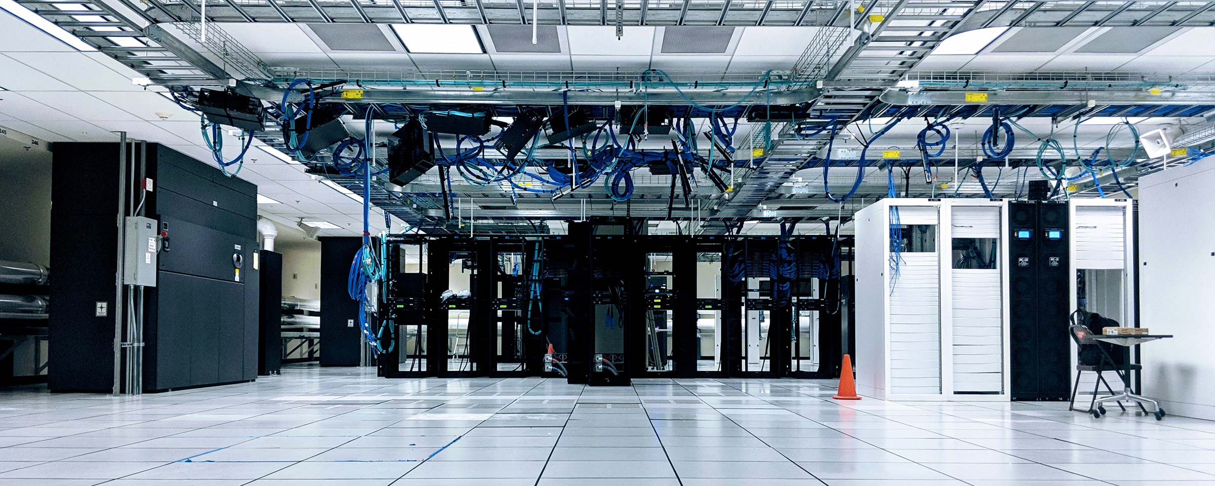 Raum mit Technik, Maschinen und Kabeln
