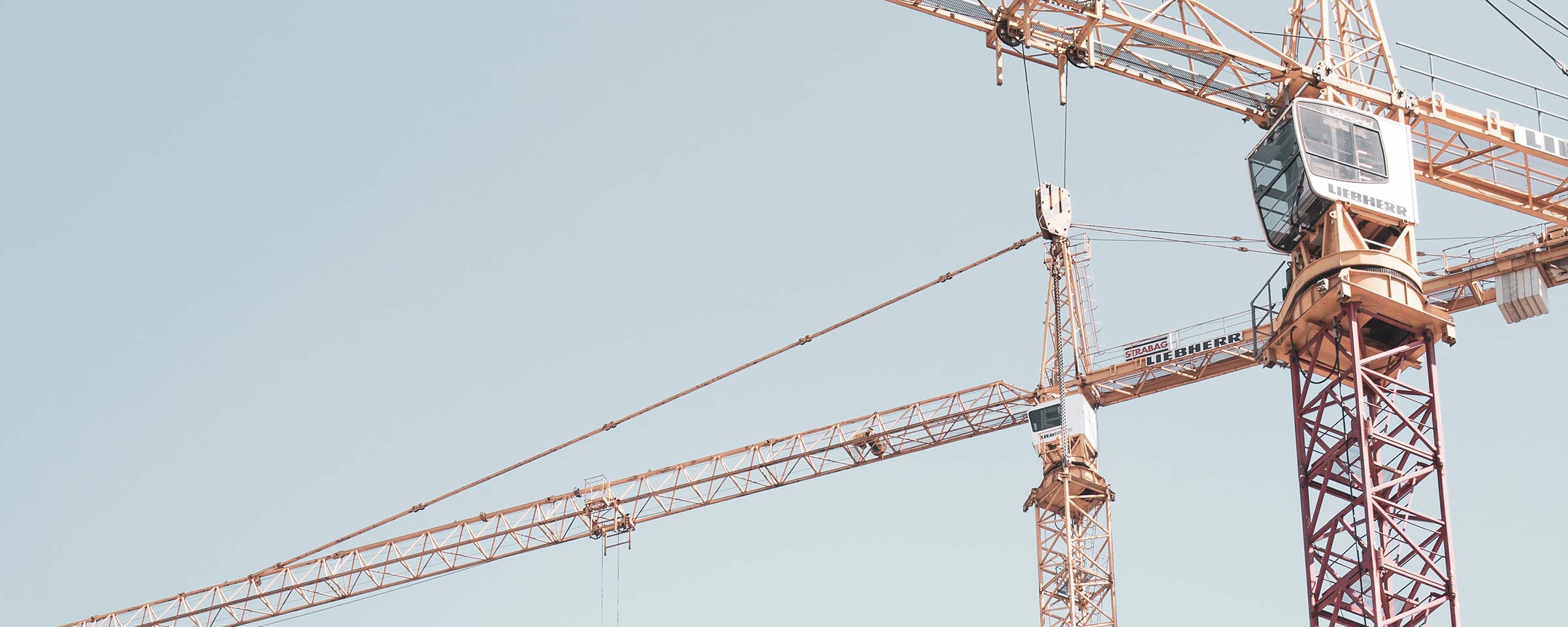 Kran der an einem Gebäudegerüst arbeitet
