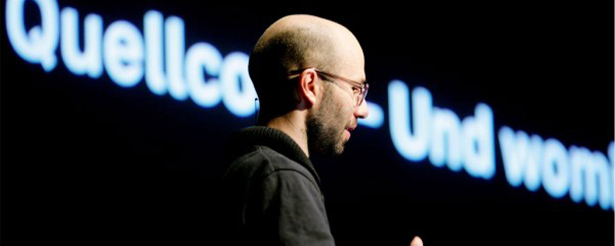 Benedikt Groß hält einen Vortrag auf der Decoded Conference 2010