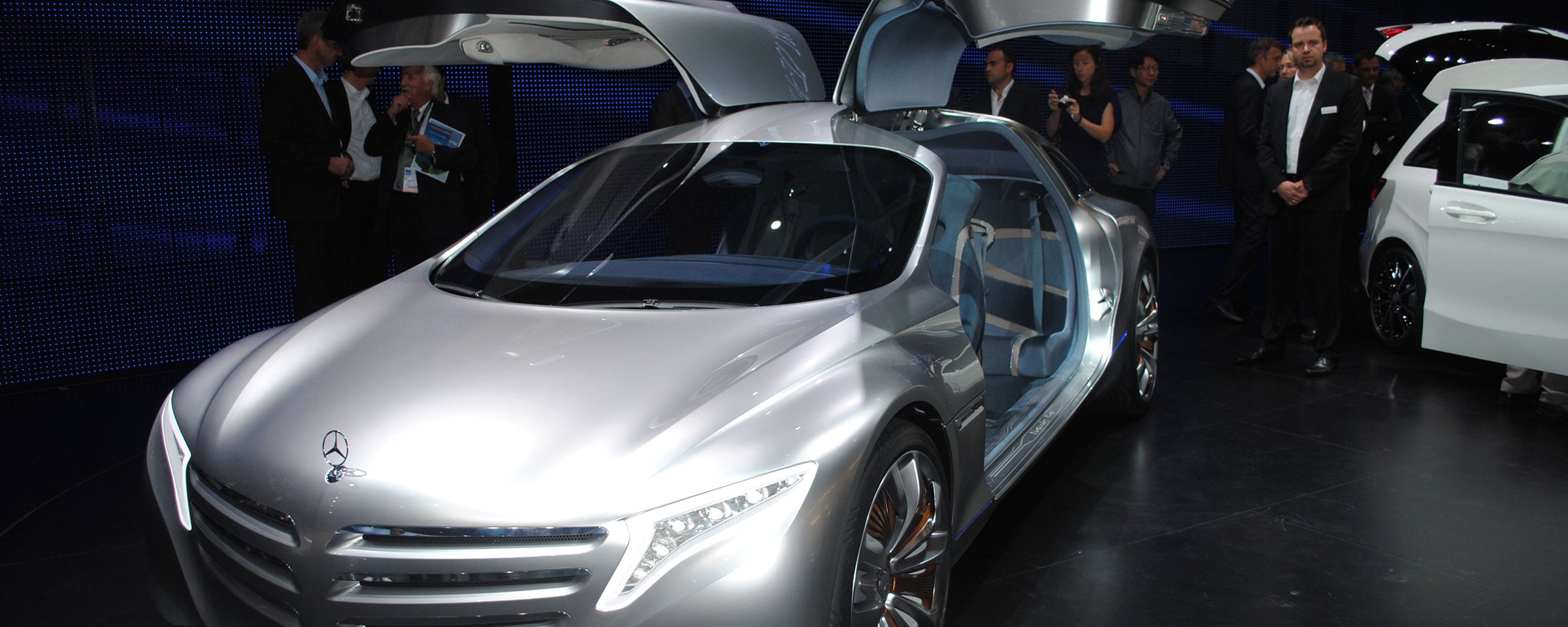 Mercedes Automobil auf einer Messe