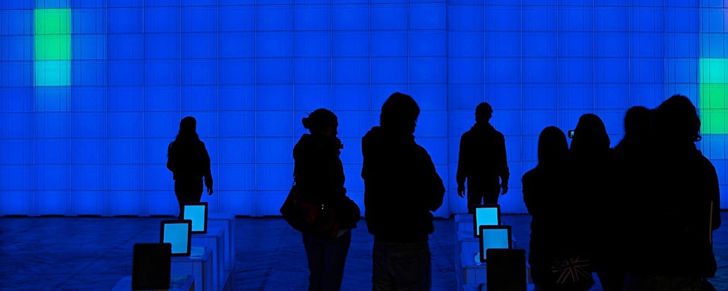 Personen in einer Ausstellung zum Thema Architektur