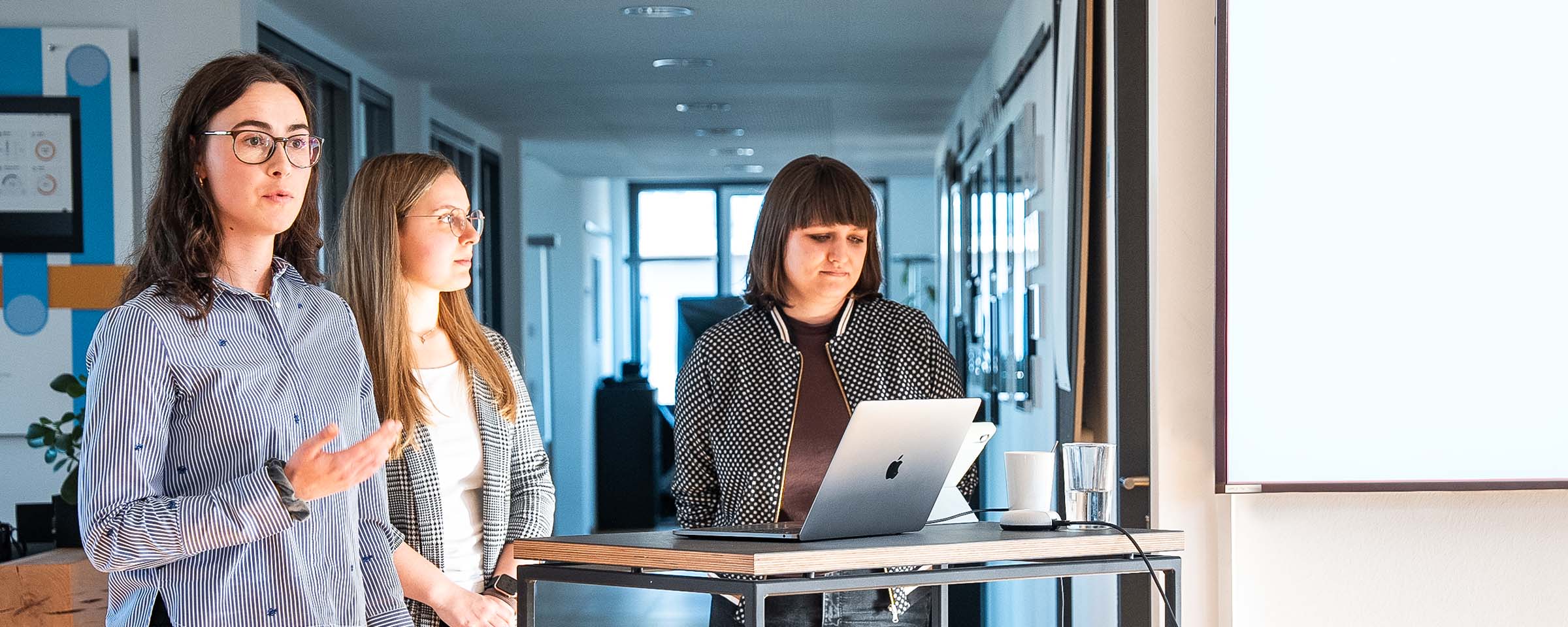 Sabrina Kuom, Sarah Franke und Paula Trummer (v.l.n.r.) bei Intuity