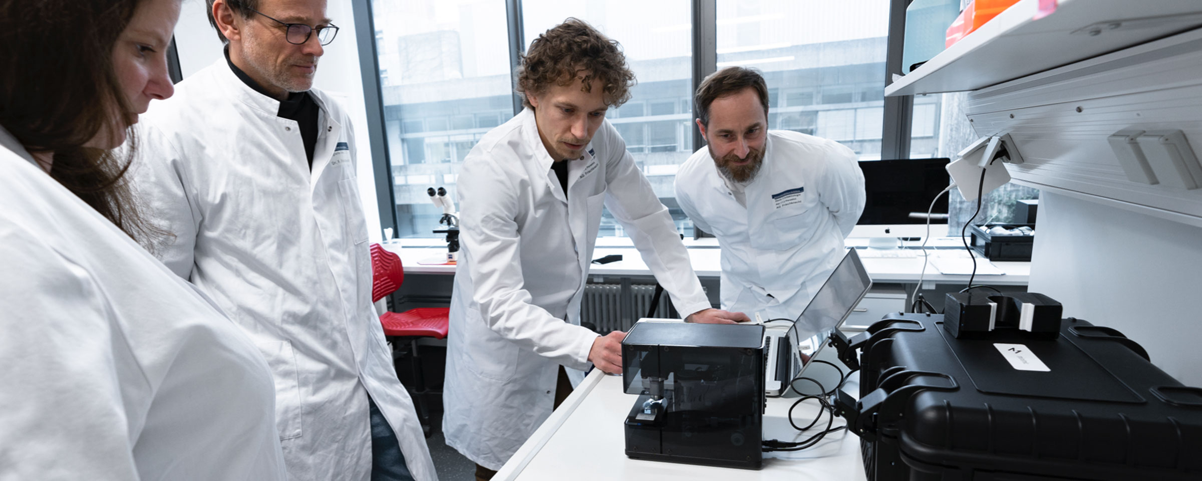 Experimente mit dem intelligenten Mikroskop Minimic im Labor