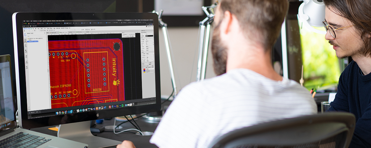 Teamarbeit bei der Gestaltung von Steuerplatinen für Prototypen