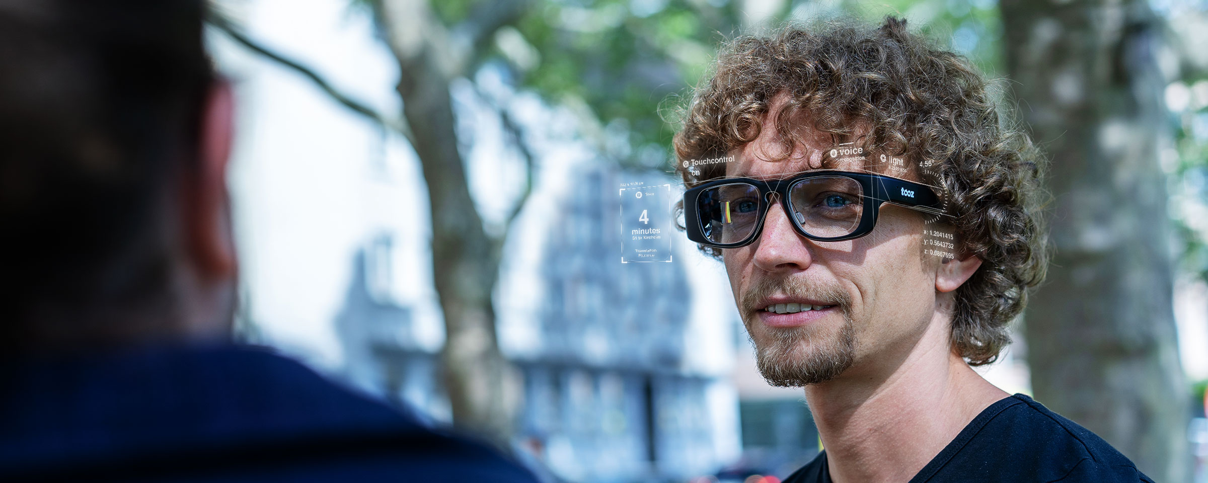 Personen mit tooz Smart Glasses
